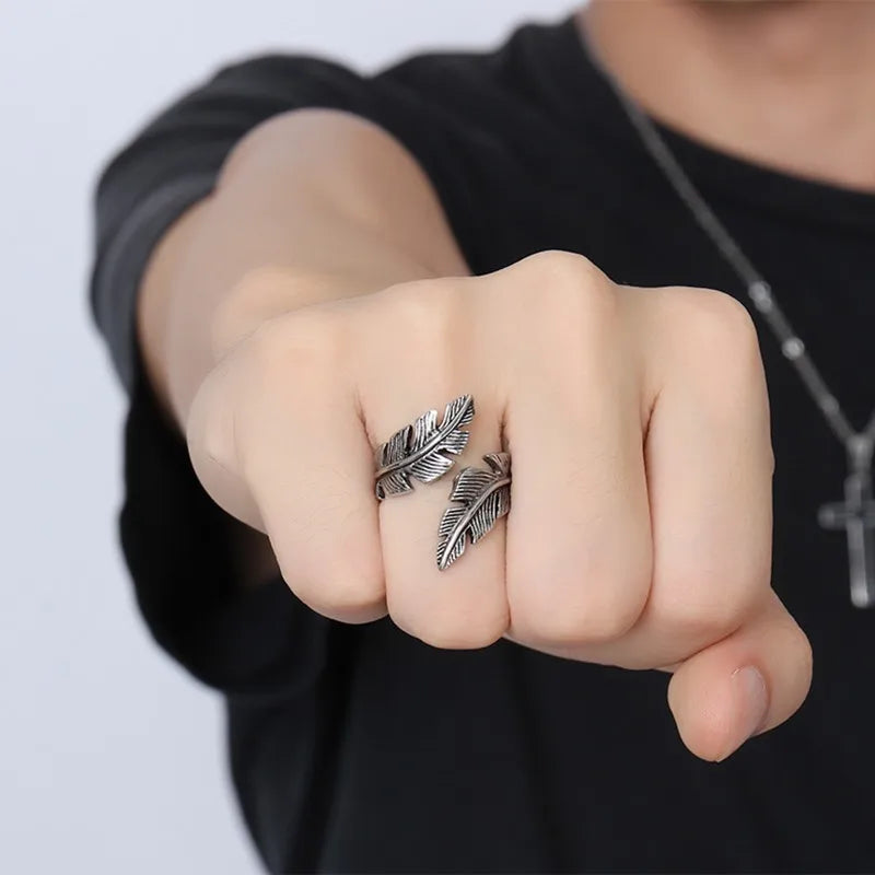 Anillo plateado de plumas ajustable