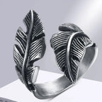 Anillo plateado de plumas ajustable