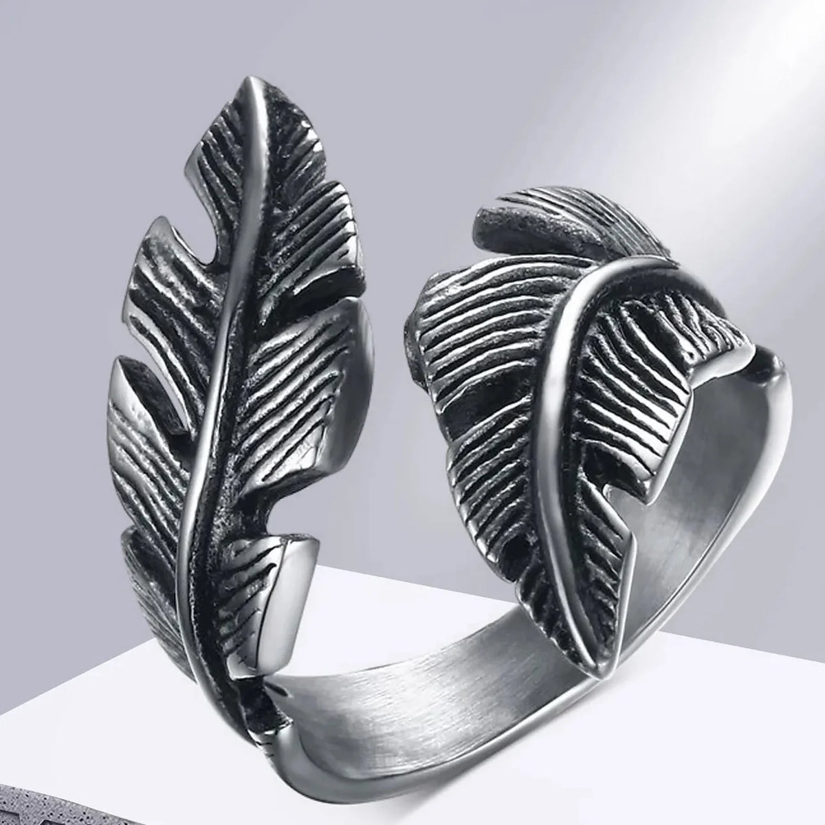 Anillo plateado de plumas ajustable