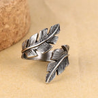 Anillo plateado de plumas ajustable