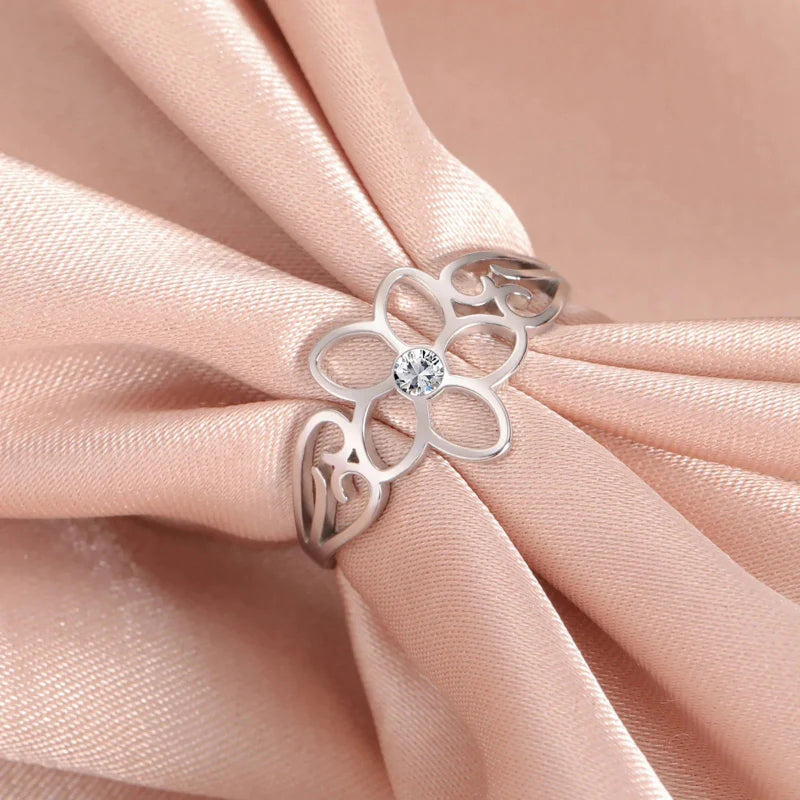 Anillo de Flor de 5 Pétalos y Circonio plateado