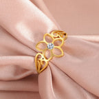 Anillo de Flor de 5 Pétalos y Circonio dorado