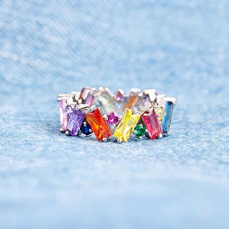 Anillo geométrico arcoíris 