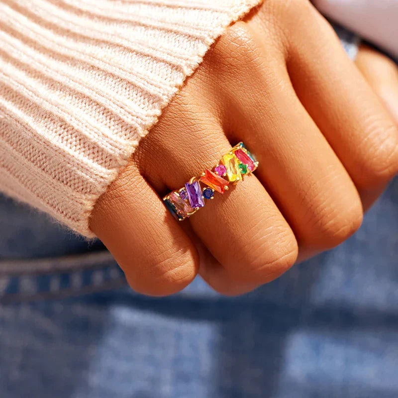 Anillo geométrico arcoíris 