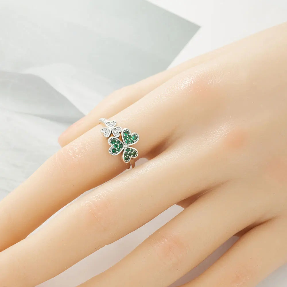 Anillo con Corazones en Circón Verde Trébol de 3 Hojas