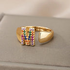 Bague large personnalisée avec initiale arc-en-ciel m