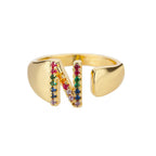 Bague large personnalisée avec initiale arc-en-ciel n