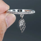 Anillo con colgante de alas de ángel 