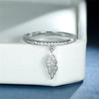 Anillo con colgante de alas de ángel 