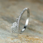 Anillo con colgante de alas de ángel 