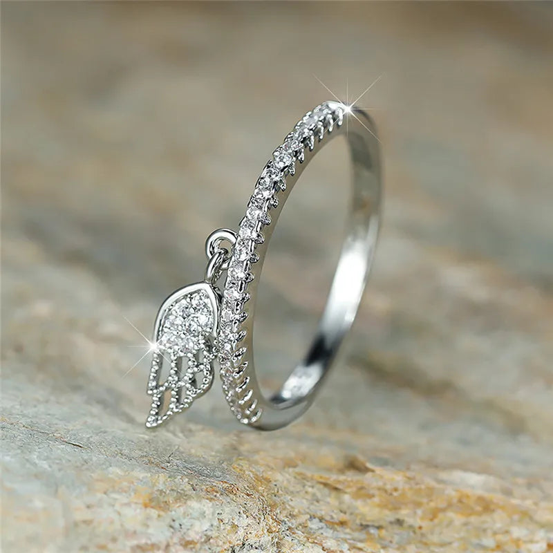 Anillo con colgante de alas de ángel 