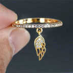 Anillo con colgante de alas de ángel 
