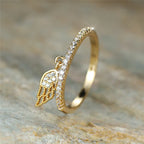 Anillo con colgante de alas de ángel 
