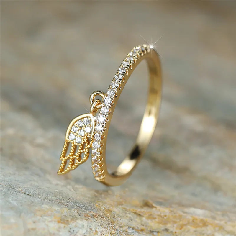 Anillo con colgante de alas de ángel 