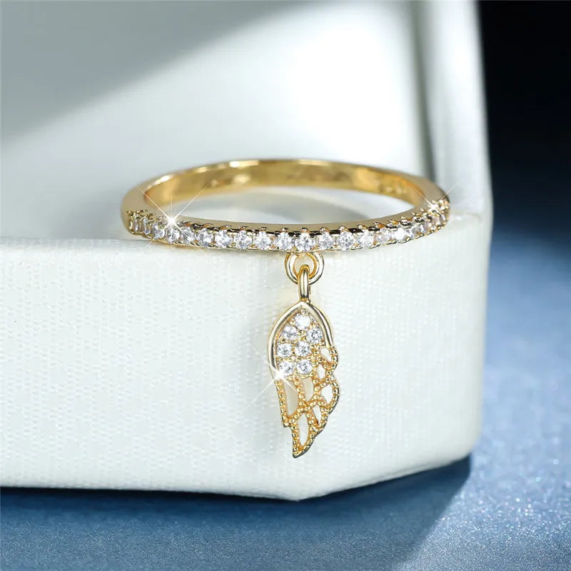 Anillo con colgante de alas de ángel 