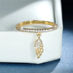 Anillo con colgante de alas de ángel 