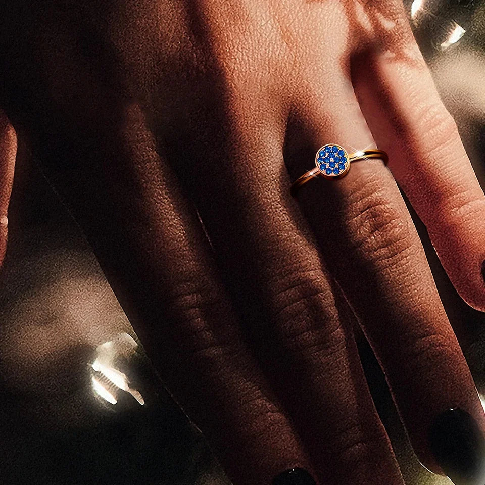 Bague avec petites pierres de naissance rondes pour femme