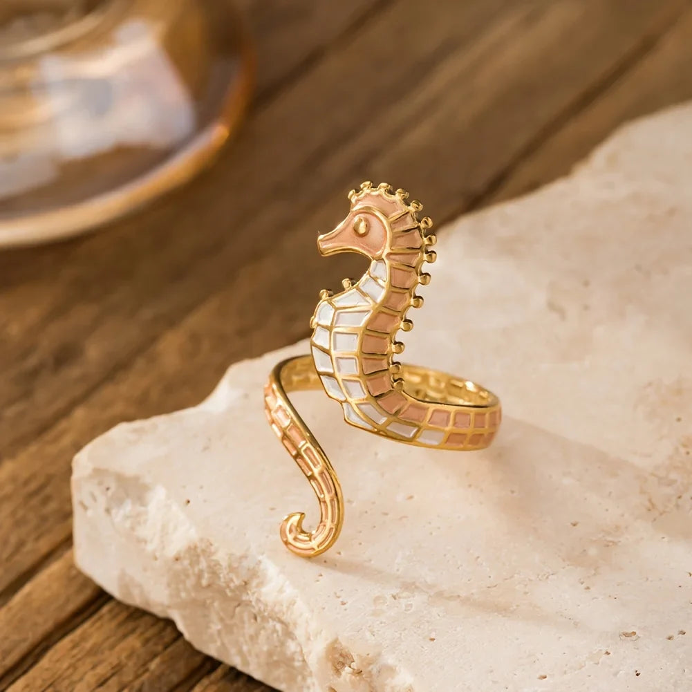 Anillo con concha y caballito de mar