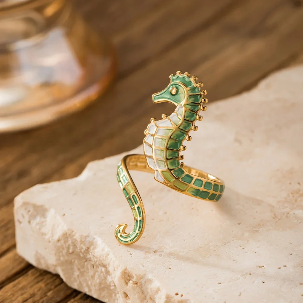 Anillo con concha y caballito de mar
