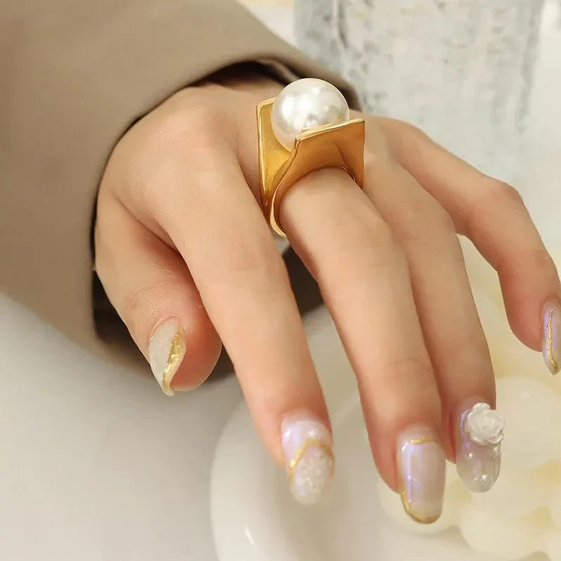 Bague de Femme Style Rétro avec Grande Perle Blanche or