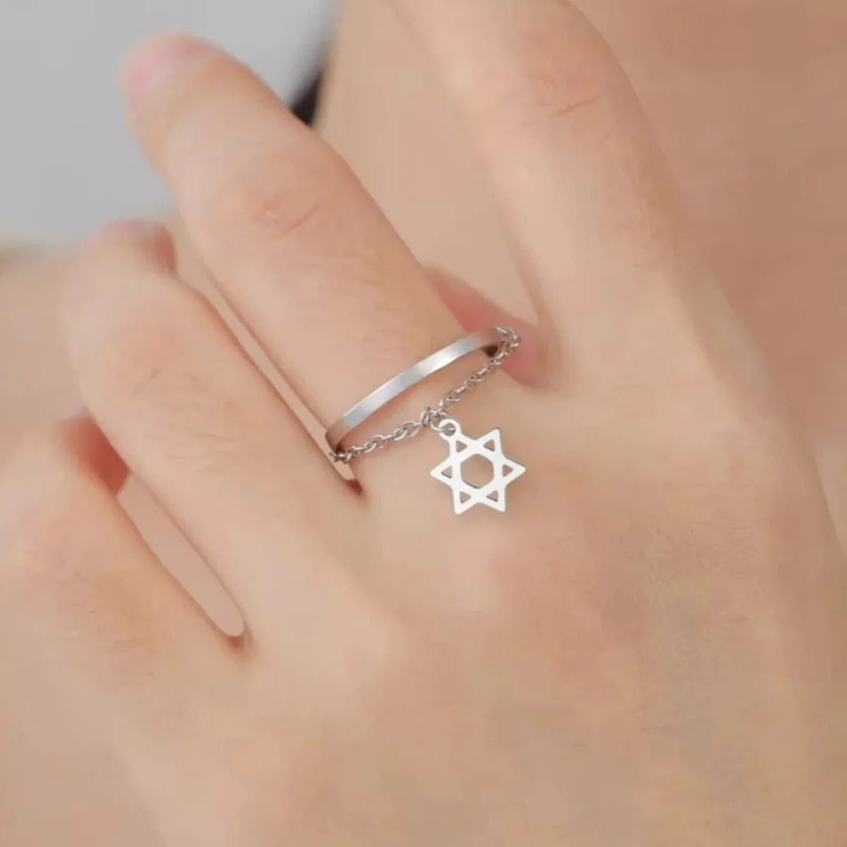 Bague design avec l'étoile de David symbole juif argent