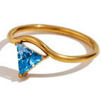 Bague dorée avec pierre de naissance triangulaire décembre