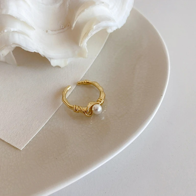 Anillo de mujer con perla blanca oro