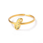 Bague fine personnalisée avec initiale e
