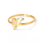 Bague fine personnalisée avec initiale v