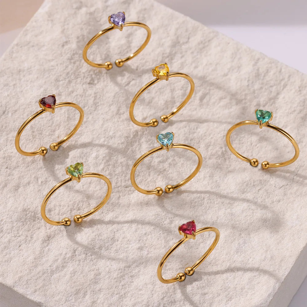 Bague fine dorée avec pierre de naissance en forme de coeur 