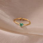 Bague fine dorée avec pierre de naissance en forme de coeur
