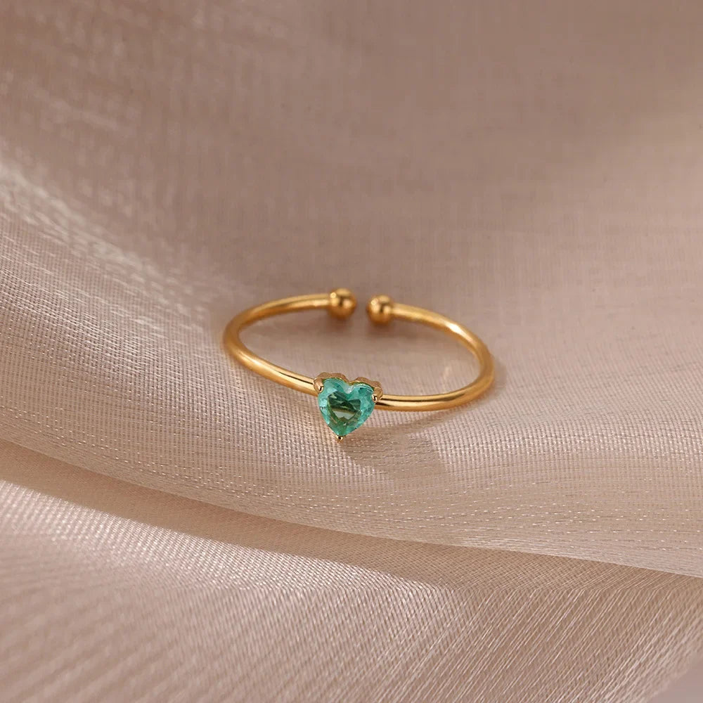 Bague fine dorée avec pierre de naissance en forme de coeur