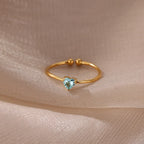 Bague fine dorée avec pierre de naissance en forme de coeur