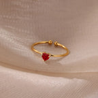 Bague fine dorée avec pierre de naissance en forme de coeur
