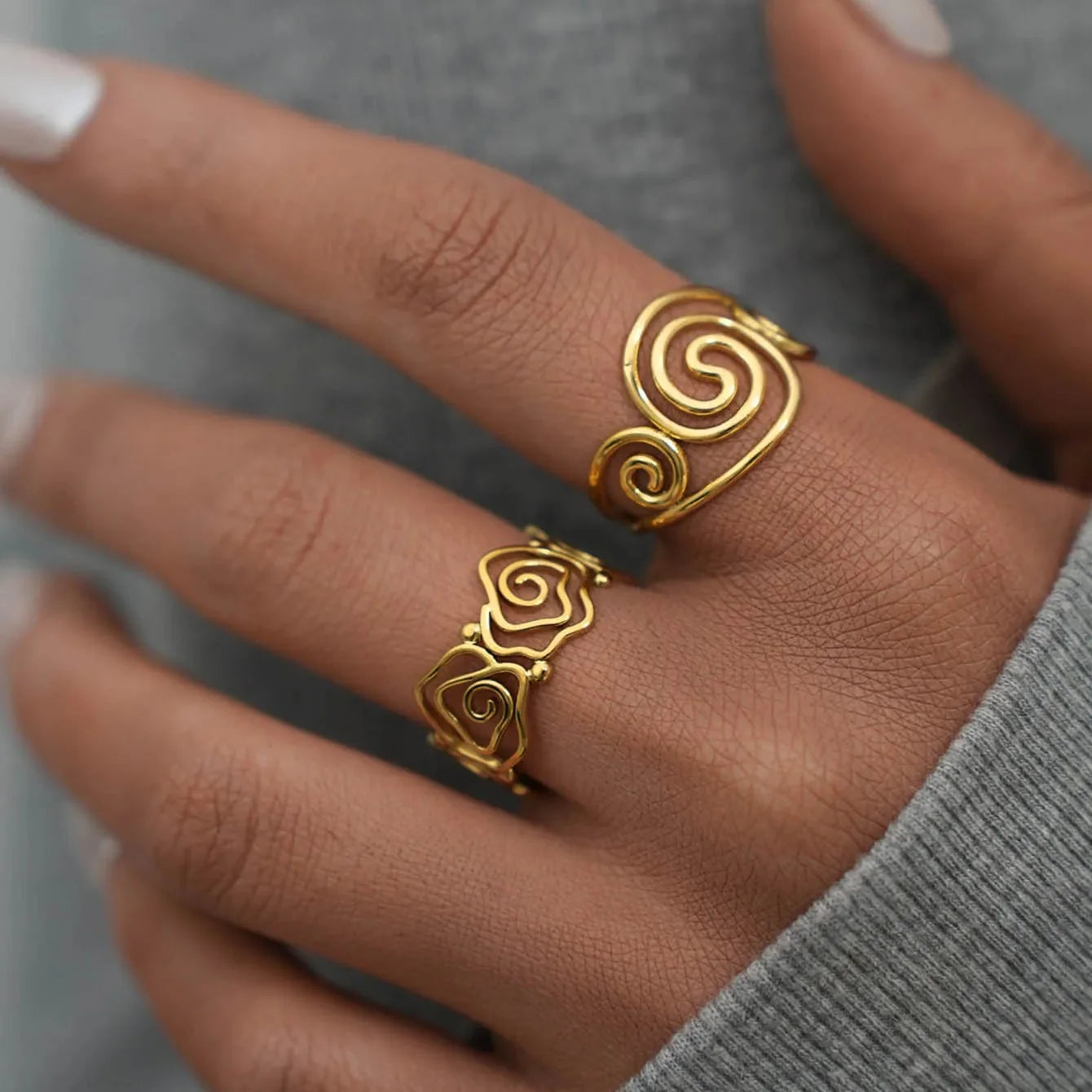 Bague fine dorée en forme de spirale