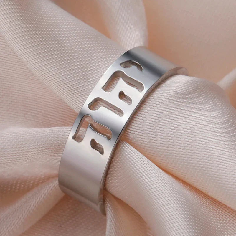Anillo ancho con grabado en hebreo símbolo judío 