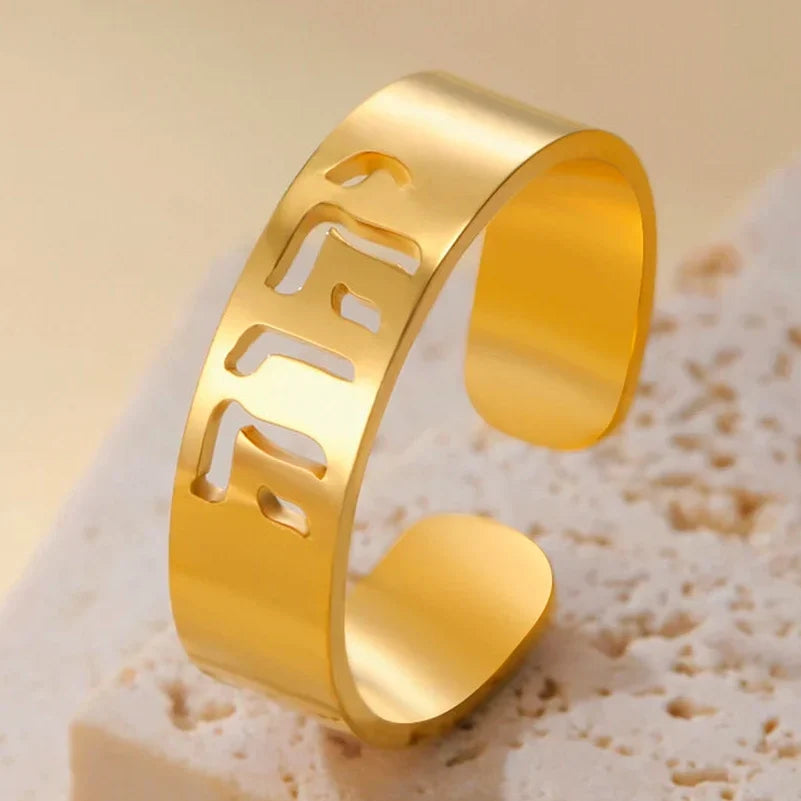 Anillo ancho con grabado en hebreo símbolo judío 