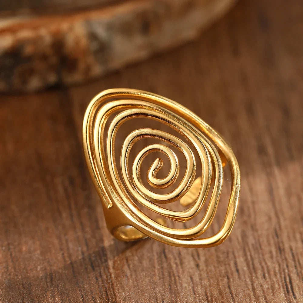 Anillo ancho con espiral tallada