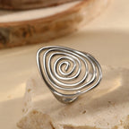 Anillo ancho con espiral tallada
