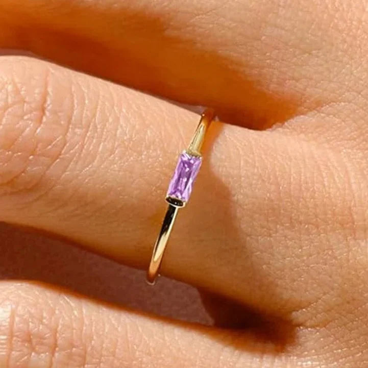 Bague minimaliste avec pierre de naissance rectangulaire pour femme