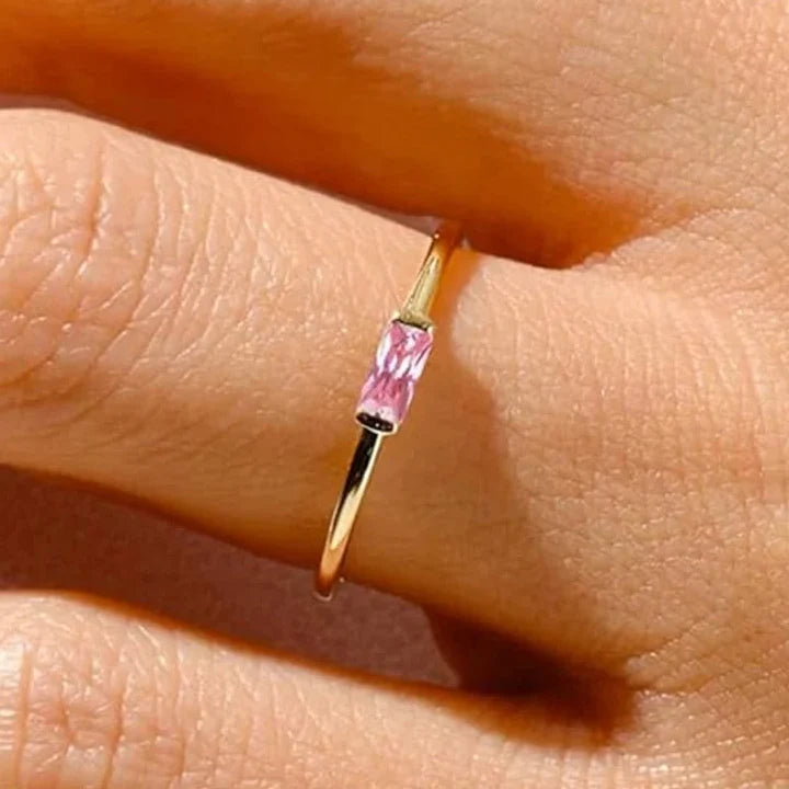 Bague minimaliste avec pierre de naissance rectangulaire pour femme