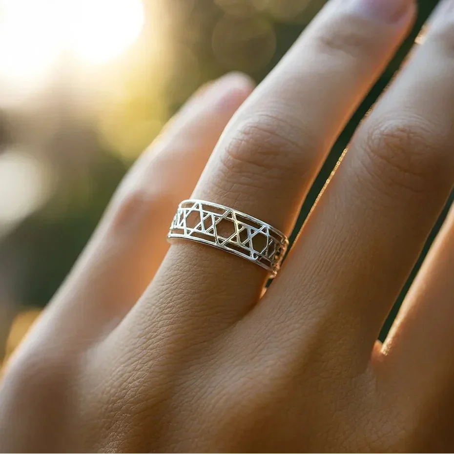 Women's ring with symbolic Jewish Star of David