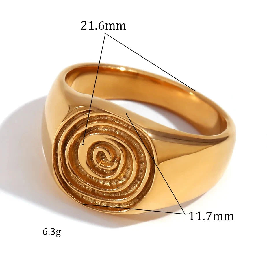 Bague type chevalière avec motif spirale gravé