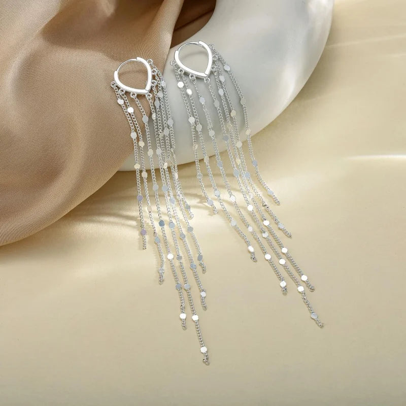 Pendientes con pompones que realzan el rostro 