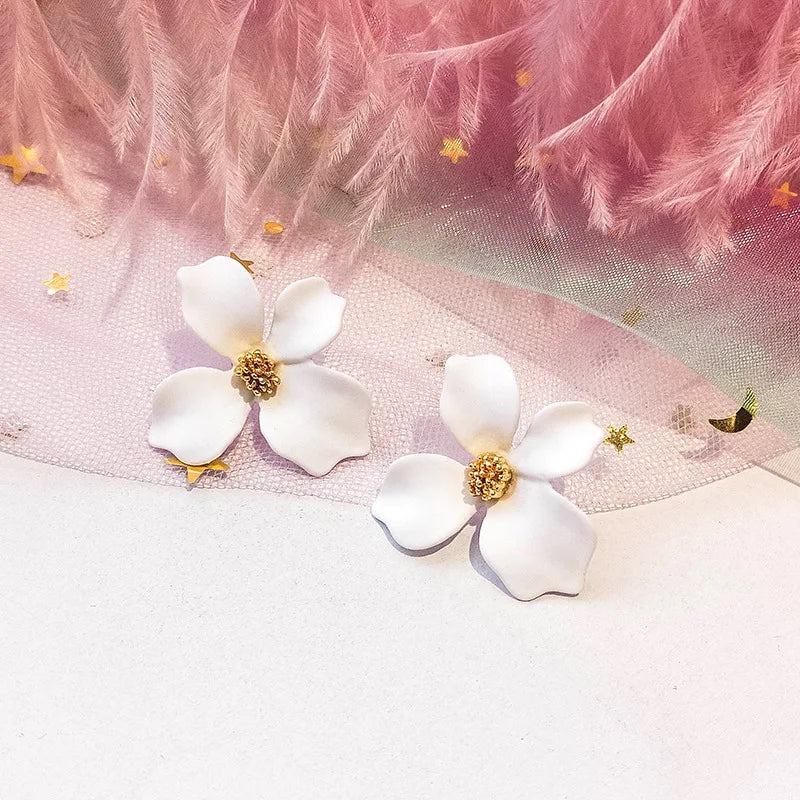 Pendientes de Clavo Flor Cuatro Pétalos blanco