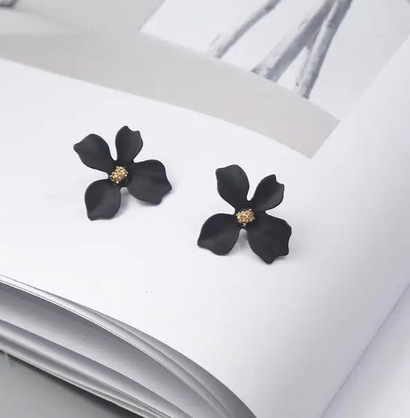 Pendientes de Clavo Flor Cuatro Pétalos negro