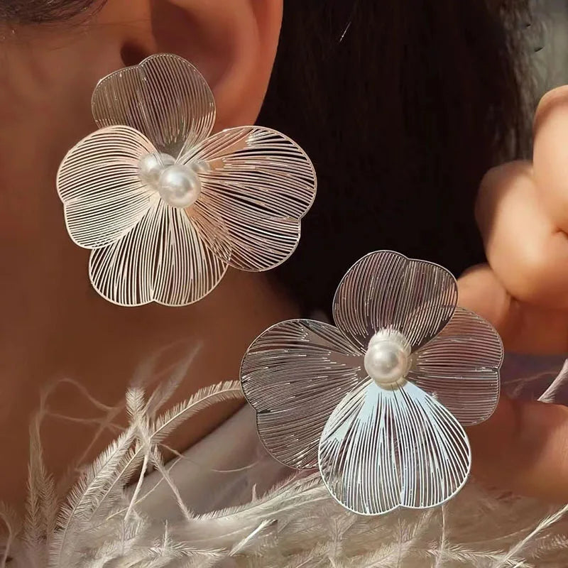 Boucles d'Oreilles Clou Fleur Pétales Larges Blanches