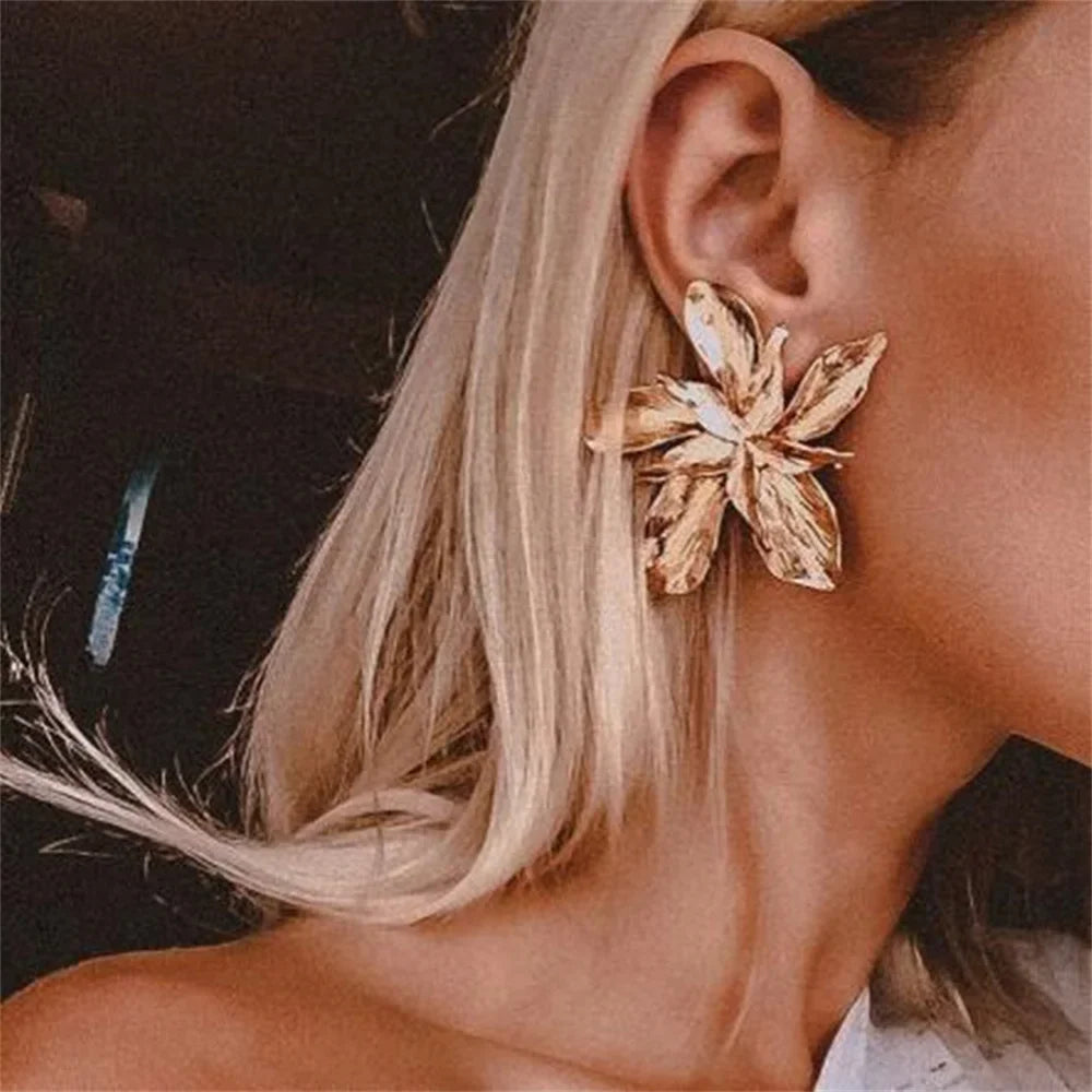 Pendientes de Botón Gran Flor Asimétrica oro
