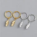 Boucles d'oreilles créoles avec petite plume pendante or