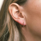 Boucles d'oreilles créoles dorées avec pierre de naissance pour femme